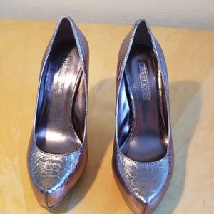 BCBG EVENING PUMPS